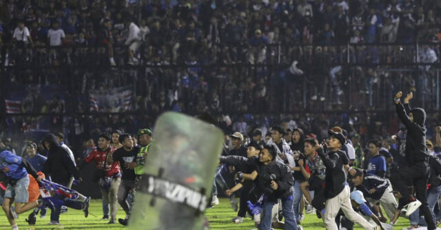 Trifulca en estadio de futbol deja al menos 127 muertos y cientos de heridos