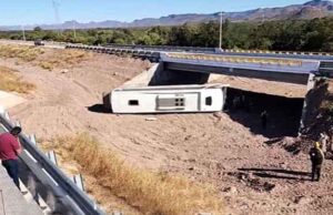 Chófer dormita al volante y ocasiona accidente que deja al menos 20 heridos al Norte de Guaymas Chofer dormita al volante y ocasiona accidente que deja al menos 20 heridos al Norte de Guaymas.