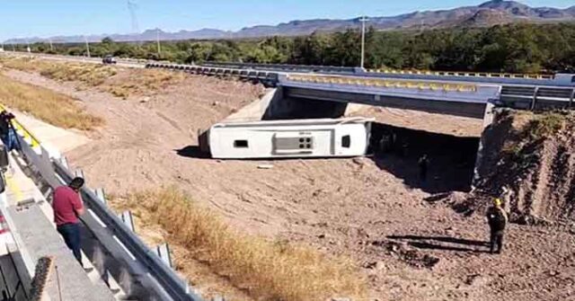 Chofer dormita al volante y ocasiona accidente que deja al menos 20 heridos al Norte de Guaymas.