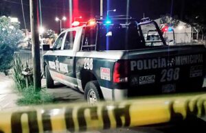 Localizan a mujer embolsada y con narcomensaje debajo de un puente