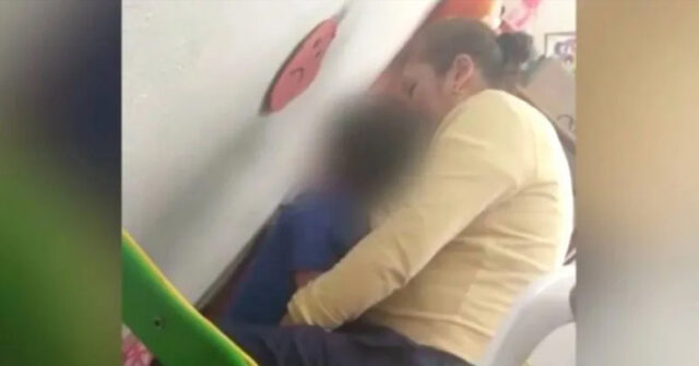 Captan a mujer obligando a niño a comerse su propio vómito