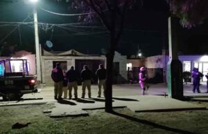 Identifican a pareja que fue asesinada en el fraccionamiento Villa Bonita Ciudad Obregón, Sonora.- Una pareja fue acribillada a balazos en el interior de un domicilio donde sujetos armados ingresaron con lujo de violencia, los hechos en la calle Paseo del Ciruelo entre Paseo del Sauzal y Del Pino la noche del pasado miércoles. Fueron identificados con los nombres de Diana Jazmín A. A., de 24 años y Heriberto P.S., de 42 años. La fémina quedó tendida sobre el piso de la sala mientras el el hombre quedó recostado sobre uno de los sillones; dentro del domicilio localizaron casquillos percutidos para arma larga. Al sitio acudieron elementos de los tres órdenes de gobierno quienes aseguraron con cinta perimetral el área y abrir una nueva carpeta de investigación.