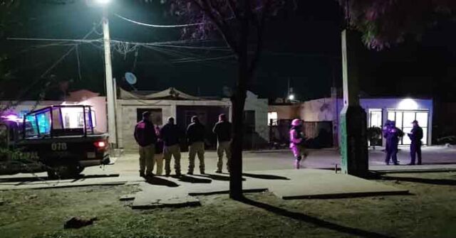 Ciudad Obregón, Sonora.- Una pareja fue acribillada a balazos en el interior de un domicilio donde sujetos armados ingresaron con lujo de violencia, los hechos en la calle Paseo del Ciruelo entre Paseo del Sauzal y Del Pino la noche del pasado miércoles. Fueron identificados con los nombres de Diana Jazmín A. A., de 24 años y Heriberto P.S., de 42 años. La fémina quedó tendida sobre el piso de la sala mientras el el hombre quedó recostado sobre uno de los sillones; dentro del domicilio localizaron casquillos percutidos para arma larga. Al sitio acudieron elementos de los tres órdenes de gobierno quienes aseguraron con cinta perimetral el área y abrir una nueva carpeta de investigación.