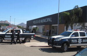 Policías protagonizan una riña dentro de la comandancia de policía en Guaymas Policías protagonizan una riña dentro de la comandancia de policía en Guaymas