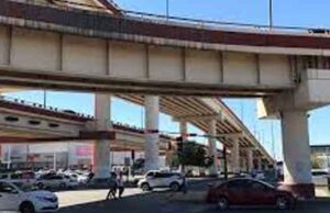 Salvan a hombre que intentaba lanzarse de lo alto de un puente vial en Hermosillo Salvan a hombre que intentaba lanzarse de lo alto de un puente vial en Hermosillo.