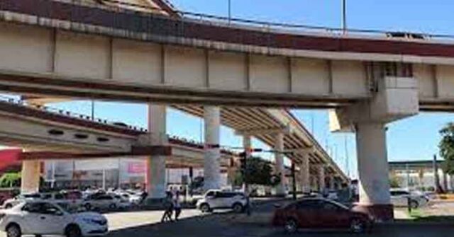 Salvan a hombre que intentaba lanzarse de lo alto de un puente vial en Hermosillo.