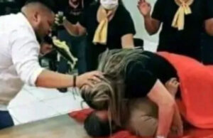 Mujer tiene sexo en la iglesia para intentar concebir una bendición Mujer tiene sexo en la iglesia para intentar concebir una bendición