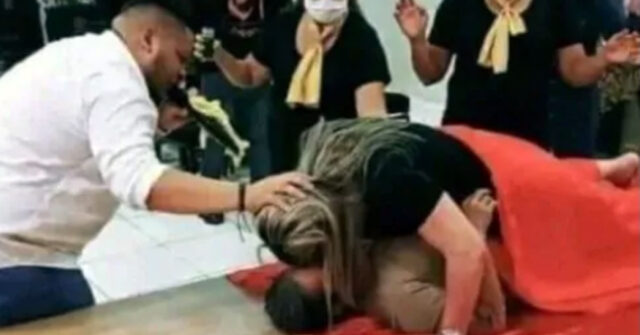 Mujer tiene sexo en la iglesia para intentar concebir una bendición