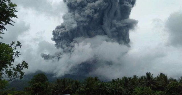 Entra en erupción volcán Bulusan y sepulta a dos municipios